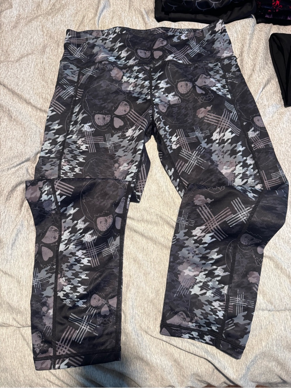 CVG Black Gray Hearts Houndstooth Print Capri Leggings Size L